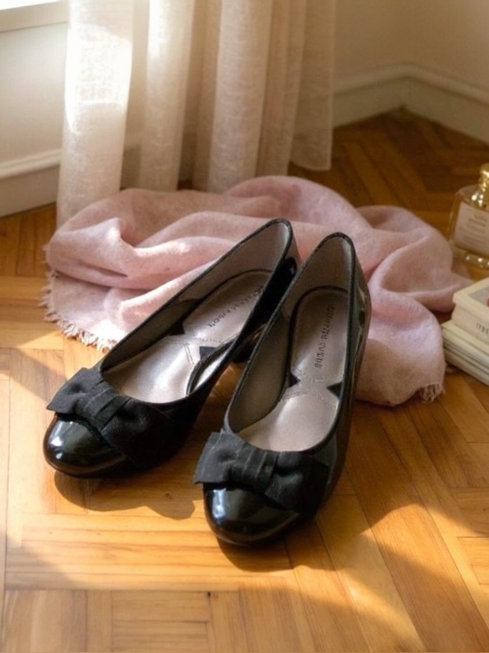 Adrienne Vittadini Black Patent Leather Flats with Bows Size 7